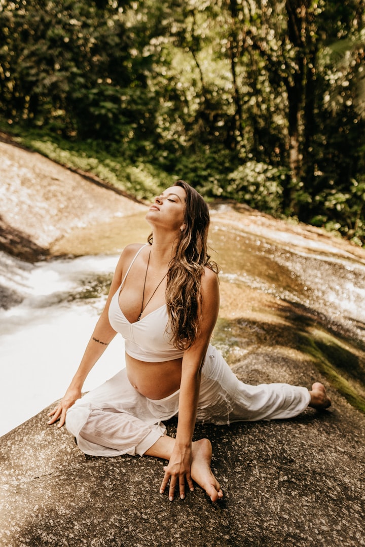 Gravid kvinna gör yoga